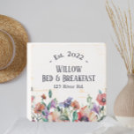 Signe En Bois Bed and Breakfast Custom Floral<br><div class="desc">Avec une belle aquarelle design floral et des polices modernes,  ce panneau de chambres d'hôtes personnalisé fait l'ajout parfait à votre maison. Ce style s'adapte aux styles rustiques,  boho,  campagnard et campagnard de la ferme moderne.</div>