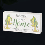 Signe En Bois Bienvenue chez nous. Nom de famille personnalisé.<br><div class="desc">Bienvenue aux visiteurs de chez vous avec cette boîte en bois décorée de dessins de fleurs de trompette d'ange jaune et les mots : Bienvenue dans notre maison. Il est personnalisé avec le nom de votre famille.</div>