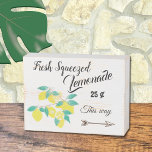 Signe En Bois Citronade fraîche pressée Rustique<br><div class="desc">Ce simple panneau de boîte en bois rustique sera parfait pour décorer votre cuisine. Il a l'illustration de citrons aquarellés et il dit : "La limonade fraîche pressée... 25c ... ainsi " . © ArianeC Illustrations-Tous droits réservés</div>