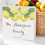 Signe En Bois Citrons jaunes blancs Nom de famille Bois Panneau<br><div class="desc">Nom de famille Bois Signal pour Décor avec citrons jaunes sur un arrière - plan blanc. Faites un cadeau élégant pour le ménage ou un grand ajout à votre porte d'entrée et à votre décor de porche. Utilisez cette option de modèle personnalisée pour modifier le texte | Cliquez sur CLIQUER...</div>