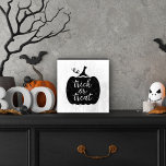 Signe En Bois Citrouille d'Halloween noir<br><div class="desc">Célébrez l'Halloween avec style avec ce panneau d'affichage en bois de saison "trick or traiter" avec des lettres de script modernes sur un citrouille à texture rustique noir.</div>