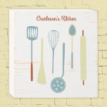 Signe En Bois Cuisine rétro personnalisée<br><div class="desc">Des outils de cuisine rétro amusants. Modifiez le nom ou le texte à personnaliser. Art original de Nic Squirrell.</div>