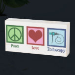 Signe En Bois Endoscopie Peace Love<br><div class="desc">Peace Love Endoscopy. Un joli cadeau avec un signe de paix,  un coeur et un endoscope utilisés dans les procédures médicales pour désigner un patient.</div>