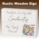 Signe En Bois Épouses mariées joyeusement chouettes chouettes br<br><div class="desc">Épaules Boîtier blanc cassé rustique en bois avec texte brun. Très heureux mariage mariage anniversaire idée cadeau pour votre mari. Avec des chouettes mignonnes et des coeurs d'amour.</div>