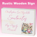 Signe En Bois Époux heureux mariés chouettes chouettes chou rose<br><div class="desc">Épaules Boîtier blanc en bois rustique défoncé avec texte rose. Très heureux mariage mariage anniversaire idée cadeau pour votre femme. Avec des chouettes mignonnes et des coeurs d'amour.</div>