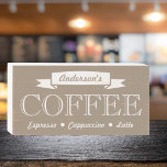 Signe En Bois Farmhouse Tan & White Signature Café Shop<br><div class="desc">Voici mon panneau de boîte en bois blanc et bronzé de la ferme, une réplique charmante d'un panneau de café vintage qui peut être personnalisée pour en faire le vôtre unique! Il fait également un cadeau réfléchi et inoubliable pour tous les amateurs de café et apporte le charme d'un café...</div>