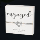 Signe En Bois Gardien de script moderne de Heart Knot engagé<br><div class="desc">Un cadeau simple et moderne en bois pour un couple nouvellement engagé ! Le texte typographique dit "Engagé" dans une police de script. Il y a aussi une illustration d'une corde attachée dans un noeud cardiaque. Vous pouvez ajouter les noms du couple avec un coeur entre et une date en...</div>