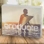 Signe En Bois Graduate 20XX Retro Cool Simple Grad Année Photo<br><div class="desc">Ce design simple et moderne est composé de typographie serif. "GRAD" sur un bloc de couleur.</div>