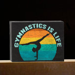 Signe En Bois Gymnastique est la vie belle Sunset Gymnaste<br><div class="desc">La gymnastique,  c'est la vie. Joli cadeau de gymnaste au coucher du soleil avec un bel arrière - plan coloré derrière une femme faisant un joli stand avec les éclaboussures.</div>