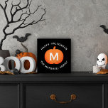 Signe En Bois Happy Halloween Citrouille orange sur mesure initi<br><div class="desc">Ce joli décor d'art Halloween en bois personnalisé effrayant comporte un citrouille orange avec un monogramme blanc personnalisé initial et un texte moderne "Happy Halloween" avec un nom de famille personnalisé qui peut être personnalisé.</div>
