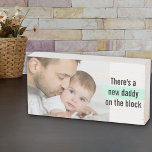 Signe En Bois Il y a un nouveau papa sur le bloc photo personnal<br><div class="desc">Ce bloc de bois personnalisé fait un cadeau photo amusant pour un nouveau père. Le texte dit "il y a un nouveau papa sur le bloc" et "nouveau papa" est mis en surbrillance avec un trait de menthe d'aqua, un trait de brosse aquarelle. Le modèle photo est prêt à vous...</div>