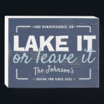 Signe En Bois Laisser tomber ou laisser la famille Navy<br><div class="desc">Notre boite en bois au bord du lac unique avec la citation "Lake it or Leave it" en bleu marine. Personnalisez-le avec le nom du lac, votre nom de famille et la maison établie année, le tout encadré par un cadre de corde nautique. Si vous avez besoin d'aide ou si...</div>