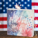 Signe En Bois Laissez la liberté tourner | Feu d'artifice du 4 j<br><div class="desc">Caractéristiques de conception "Let Freedom Ring" dans écriture de script tendance sur un arrière - plan de feux d'artifice aquarelle. Ajoutez une touche personnalisée à votre célébration du quatrième juillet de cette année avec notre décor personnalisé festif et patriotique. Ils font également un grand cadeau de chauffage domestique pour les...</div>