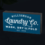Signe En Bois Lave-linge Vintage bleu Laver Plier sec<br><div class="desc">Placez ce panneau en bois bleu personnalisé charmant sur une étagère dans votre buanderie et apportez un peu de cette ambiance vintage de ferme à votre décor maison. Utilisez les options de personnaliser pour créer une véritable sorte d'une sorte pour vous-même en changeant les polices et la couleur arrière -...</div>