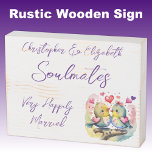 Signe En Bois Les compagnons d'âmes heureux mariés mignon oiseau<br><div class="desc">Épaules Boîtier blanc en bois rustique en détresse avec texte violet. Très heureux mariage mariage anniversaire idée cadeau pour votre femme. Avec des oiseaux mignons et des coeurs d'amour.</div>