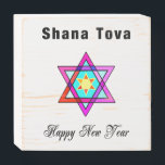 Signe En Bois L'étoile juive Shana Tova<br><div class="desc">Le Shana Tova Jewish Star est décoré de vitraux de style hébraïque Star de David et de salutations ensoleillées pour un Joyeux Nouvel An.</div>