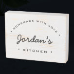 Signe En Bois Maison avec amour Nom personnalisé Cuisine<br><div class="desc">Apportez une touche de charme rustique à votre cuisine grâce à ce magnifique panneau en bois. Conçu pour apporter chaleur et caractère à votre espace, ce panneau personnalisable est l'ajout parfait à l'havre de tout cuisinier. Les mots "Maison avec Amour" sont élégamment exposés dans la typographie moderne, tandis que le...</div>