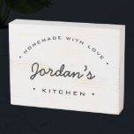 Signe En Bois Maison avec amour Nom personnalisé Cuisine<br><div class="desc">Apportez une touche de charme rustique à votre cuisine grâce à ce magnifique panneau en bois. Conçu pour apporter chaleur et caractère à votre espace, ce panneau personnalisable est l'ajout parfait à l'havre de tout cuisinier. Les mots "Maison avec Amour" sont élégamment exposés dans la typographie moderne, tandis que le...</div>