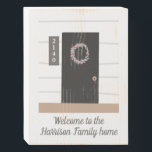 Signe En Bois Maison de ferme moderne Accueil<br><div class="desc">Avec une belle image illustrée à la main d'une porte de style ferme moderne en noir et blanc,  ces panneaux de boite d'accueil personnalisés sont charmants et classiques!</div>