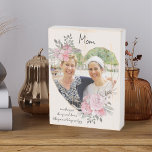 Signe En Bois Maman Photo Cadre Floral Coeur d'or géométrique<br><div class="desc">Bloc photo personnalisé que vous pouvez personnaliser avec n'importe qui et ajouter un dicton ou des mots préférés du coeur. Votre photo est placée dans un cadre en or géométrique en forme de coeur. Le cadre en pierres apparentes est décoré de bouquets d'aquarelle de fleurs roses. Il est écrit avec...</div>