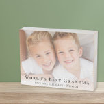 Signe En Bois Meilleure photo de grand-mère au monde<br><div class="desc">Donnez à la meilleure grand-mère du monde un élégant panneau photo en bois sur mesure qu'elle chérira pendant des années. Personnalisez avec une photo de ses petits-enfants, customisez l'expression "Meilleure grand-mère du monde" et comment elle est traitée (Grammy, Nana, etc.), et ajoutez les noms de ses petits-enfants dans une typographie...</div>