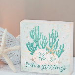 Signe En Bois MER Côtière & GREETINGS Parties scintillant Corail<br><div class="desc">Décorez pour la saison des fêtes de Noël avec cette boîte en bois sur le littoral ou sur la plage avec l'or et la parties scintillant turquoise étoiles de mer et corail, dollars de sable, et une parties scintillant en or SEAS & GREETINGS design typographie. ASSISTANCE : Pour obtenir de...</div>
