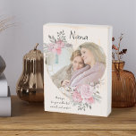 Signe En Bois Nana Photo Cadre Floral Rose Cadre Géométrique Or<br><div class="desc">Bloc photo personnalisé que vous pouvez personnaliser pour n'importe qui et ajouter un dicton ou des mots préférés du coeur. Votre photo est placée dans un cadre en or géométrique en forme de coeur. Le cadre en pierres apparentes est décoré de bouquets d'aquarelle de fleurs roses. Il est écrit avec...</div>