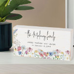 Signe En Bois Nom de famille et nom des enfants du Fleur sauvage<br><div class="desc">Boîtier en bois fleur sauvage rustique personnalisé avec nom de famille, nom d'enfant ou prénom de tout le monde et date établie. Le design comprend des fleurs sauvages de campagne aquarelle, y compris le pavot, la marguerite, la fleur de maïs, le confleur, le trèfle et la tête de semis. Il...</div>