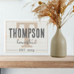 Signe En Bois Nom de famille Farmhouse Style Homestead<br><div class="desc">Ce magnifique panneau en bois de style ferme fait un cadeau sucré personnalisé pour les membres de la famille ou les couples qui se marient. Avec des couleurs neutres,  ce panneau est parfait pour une variété d'espaces.</div>