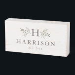 Signe En Bois Nom de famille rustique monogramme<br><div class="desc">Ce panneau est un élément de décoration rustique parfait. Une grande initiale dans une ombre brun-violet profonde est entourée de branches vertes. Sous le nom de famille se trouve un endroit pour mettre du texte personnalisé, qui peut inclure une date établie, une date mariage, des prénoms, une adresse ou tout...</div>