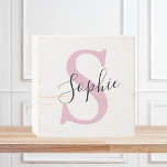Signe En Bois Nom personnalisé moderne Monogramme rose<br><div class="desc">Nom personnalisé moderne Monogramme rose</div>