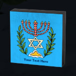 Signe En Bois Persian Magen David Menorah<br><div class="desc">Cette image a été adaptée à partir d'un carrelage juif perse antique et présente une menorah avec un Magen David (Étoile de David) encadré de branches d'olivier. Les imperfections de l'image originale peinte à la main ont été conservées. Ajoutez votre propre texte.</div>