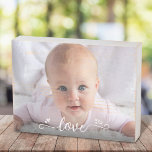 Signe En Bois Personnalisé do-it-yourself bébé photo Love Callig<br><div class="desc">"Amour." Un visuel amusant et ludique de l'écriture manuscrite blanche et des coeurs mignons et ludiques contre la photo de votre choix, aide à garder l'amour dans votre coeur chaque jour. Faites passer le bonheur et la joie chaque fois que vous regardez ce panneau de photo en bois personnalisé, élégant...</div>