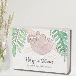 Signe En Bois Personnaliser le nom du bébé Date Sloth Nursery De<br><div class="desc">Adorable Baby Sloth Boîtier en bois Panneau. Cette jolie décoration pour bébé présente un doux parfum de bébé suspendu à une branche,  encadré de feuilles de jungle vert aquarelle. Customisez ce signe avec le nom et la date de naissance du bébé.</div>