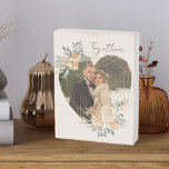 Signe En Bois Photo de cadre fleuri géométrique géométrique en f<br><div class="desc">Bloc photo personnalisé affichant votre photo préférée dans un cadre en or géométrique en forme de coeur. Le cadre est décoré de bouquets d'aquarelle de fleurs crème et abricot. Il est écrit avec le mot "ensemble" dans élégant script décontracté, manuscrit sur un arrière - plan neutre, blanc amande, que vous...</div>