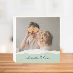 Signe En Bois Photo de famille moderne et nom personnalisé Monna<br><div class="desc">Présentation de la photo familiale moderne et cadeau de nom personnalisé de marque! Ce cadeau unique et réfléchi est conçu pour célébrer et chérir les moments spéciaux de votre famille.Offrez le cadeau de souvenirs chéris et de douceur personnalisée avec la photo de famille moderne et le cadeau de nom personnalisé...</div>