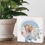 Signe En Bois Photo de la fête des mères encadrée de Feuilles d'<br><div class="desc">Panneau de la boîte photo en bois pour la fête des mères ou modifier le texte pour toute autre occasion. Le modèle photo est configuré pour que vous puissiez ajouter votre image, qui est affichée en forme ronde. Ce design élégant et délicat présente des feuilles d'eucalyptus couleur bleu et vert...</div>