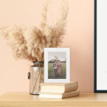 Signe En Bois Photo préférée Rustique Blanc<br><div class="desc">Customisez avec votre propre photo; customisez la couleur sur le visage; la bordure blanche autour de la photo est personnalisable. Images d'espace réservé par https://unsplash.com/@jessicarockowitz</div>