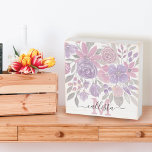Signe En Bois Pink Purple Sage Green Floral Watercolor<br><div class="desc">Cette motif élégante et jolie est parfaite pour la femme branchée et élégante. Il présente des fleurs rose, violet et vert sauge clair peintes à la main et des feuilles sur un simple arrière - plan blanc. C'est artistique, girly, country, mignon, unique et tendance. Il suffit de customiser ce design...</div>