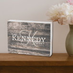 Signe En Bois Rustic Wood Family Monogramme Nom<br><div class="desc">Signes de famille en bois personnalisées avec lettre initiale monogramme,  nom de famille et année établie.</div>