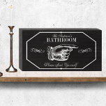 Signe En Bois Salle De Bains vintage En Pont S'Asseoir<br><div class="desc">Que vous souhaitiez ajouter une touche d'humour à votre propre salle de bain ou faire sourire vos invités, ce panneau en bois de style tableau noir et blanc personnalisé avec son doigt de pointage vintage et son message ludique fera l'affaire. C'est un choix idéal pour ceux qui apprécient un peu...</div>