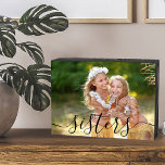 Signe En Bois Sisters Black Script Photo personnalisée<br><div class="desc">Panneau de boîte en bois tendance avec votre propre photo personnalisée. Un joli cadeau photo avec la superposition de texte qui dit "soeurs" en lettres de main noire. Le modèle photo est configuré pour que vous puissiez ajouter votre photo - format paysage sera plus facile à utiliser. Parcourez mon magasin...</div>
