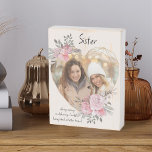 Signe En Bois Soeur Photo Flore Cadre Géométrique Or Coeur<br><div class="desc">Bloc photo personnalisé que vous pouvez personnaliser pour n'importe qui et ajouter un dicton ou des mots préférés du coeur. Votre photo est placée dans un cadre en or géométrique en forme de coeur. Le cadre en pierres apparentes est décoré de bouquets d'aquarelle de fleurs roses. Il est écrit avec...</div>