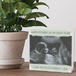 Signe En Bois Sonogramme personnalisé Fête des pères photo Papa<br><div class="desc">Cette boîte en bois personnalisée est un cadeau photo branché pour un père d'être en fête des pères avec votre propre image d'échographie. Le libellé est entièrement modifiable et dit "Bonne Fête des pères à mon papa d'être" I Love You to Bits Déjà | [année]". Le modèle photo est prêt...</div>