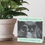 Signe En Bois Sonogramme personnalisé Fête des pères photo Papa<br><div class="desc">Cette boîte en bois personnalisée est un cadeau photo branché pour un père d'être en fête des pères avec votre propre image d'échographie. Le libellé est entièrement modifiable et dit "Bonne Fête des pères à mon papa d'être" I Love You to Bits Déjà | [année]". Le modèle photo est prêt...</div>