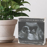 Signe En Bois Sonogramme personnalisé Fête des pères photo Papa<br><div class="desc">Cette boîte en bois personnalisée est un cadeau photo branché pour un père d'être en fête des pères avec votre propre image d'échographie. Le libellé est entièrement modifiable et dit "Bonne Fête des pères à mon papa d'être" I Love You to Bits Déjà | [année]". Le modèle photo est prêt...</div>