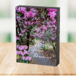 Signe En Bois Suivez votre chemin de jardin de devis Dreams<br><div class="desc">Panneau de boîte en bois peint en noir, conçu pour être suspendu ou debout et qui présente l'image d'un jardin botanique rempli de belles fleurs roses en rhododendron le long d'un chemin, ainsi qu'une citation inspirante et motivante qui dit : "Suivez vos rêves." Une belle décoration pour n'importe quelle chambre...</div>
