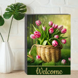 Signe En Bois Tulipes roses dans le panier d'accueil<br><div class="desc">Ce panneau de boîte en bois avec de somptueuses tulipes roses dans un panier en osier peut être personnalisé avec votre phrase ou nom désiré.</div>