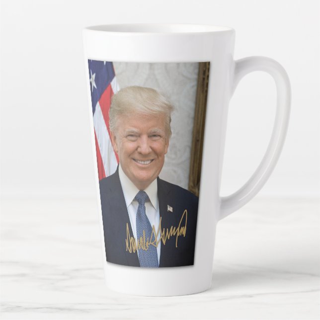 SIGNÉ PAR LE PRÉSIDENT TRUMP MUG (Droite)