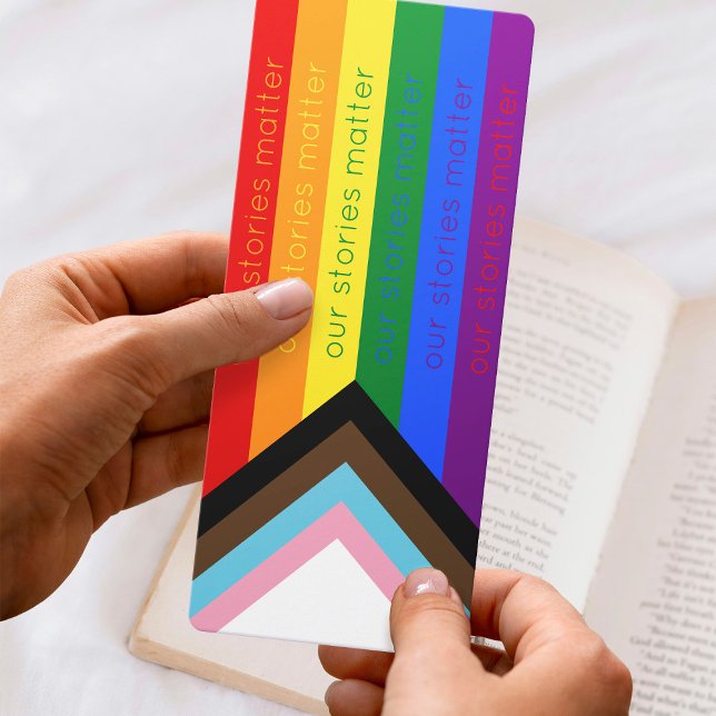 Signet d'indicateur arc-en-ciel d'intersection gay (Mockup of bookmark held in hands. Hands from image by Freepik.)